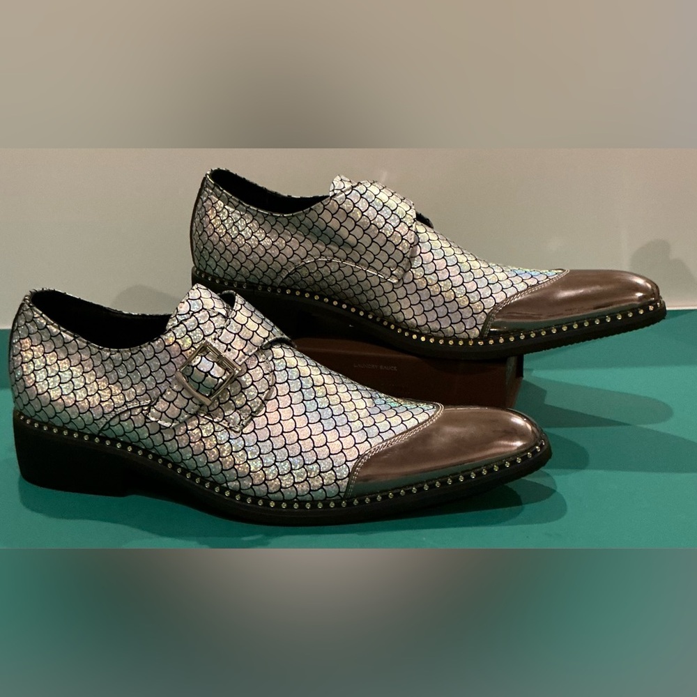 Men’s Stylish Iridescent Scalloped Loafers with Brown Accents NWOB Size 12-12.5